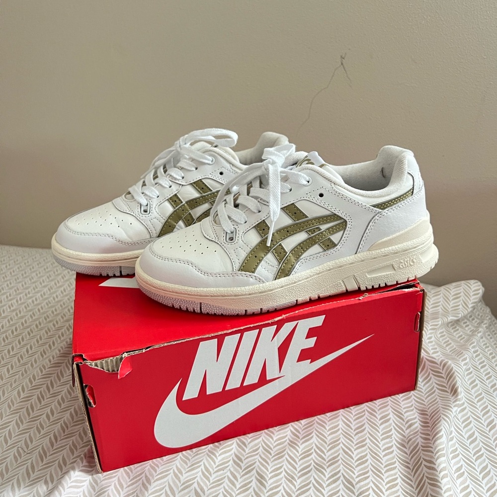 ASICS EX89 Basketball Sneakers in white and Safari Khaki (Women)